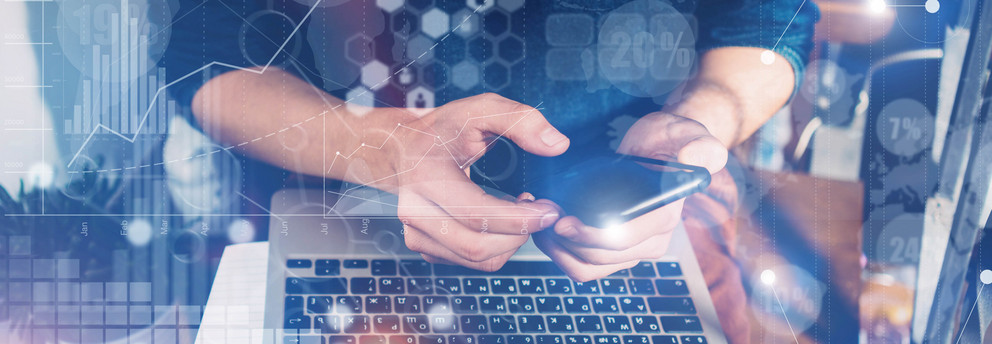 Digitales Arbeiten mit verschiedenen Medien Bildcollage aus verschiedenen Elementen, im Hintergrund arbeitet eine Person mit Laptop, Notizbuch und Smartphone.